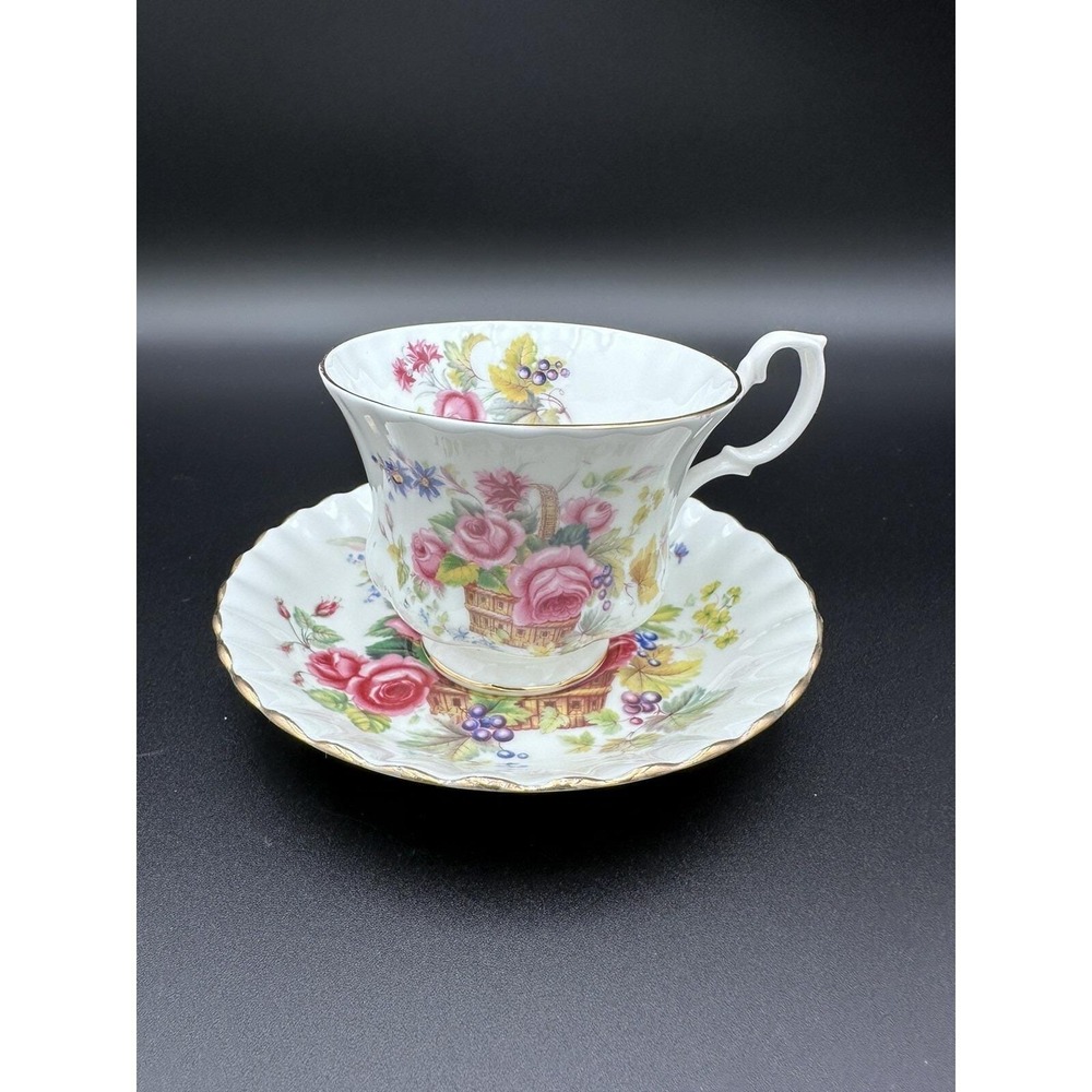 Royal Albert Bone China England Tea Cup And Saucer Gold Trim - Picture 2 of 6